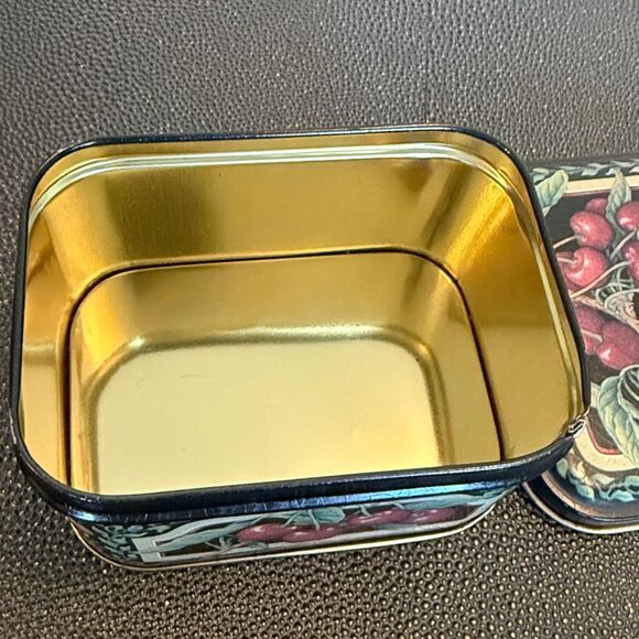 Small Vintage inspired Cherry Tin Box - Picture 4 of 6